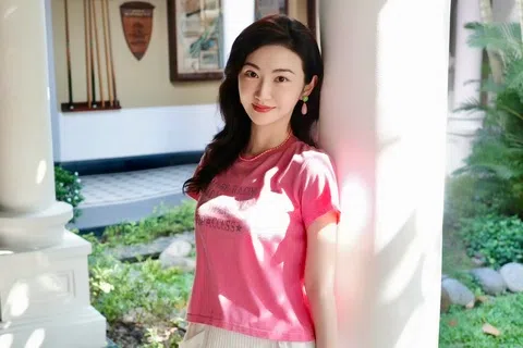 38岁中国女星景甜约三个月前爆出“代孕疑云”，被爆以代孕生子为由，向富豪男友索取巨额金钱，当时她发声明表示内容全不属实。（取自艺人工作室微博）