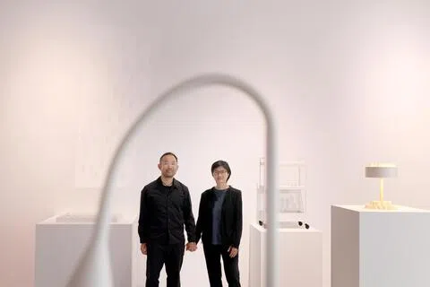 当代艺术家组合“赵与林”——新加坡摄影师赵峰与经济学家林惠义，与作品《去中心化的价值系统》合影。（龙国雄摄）